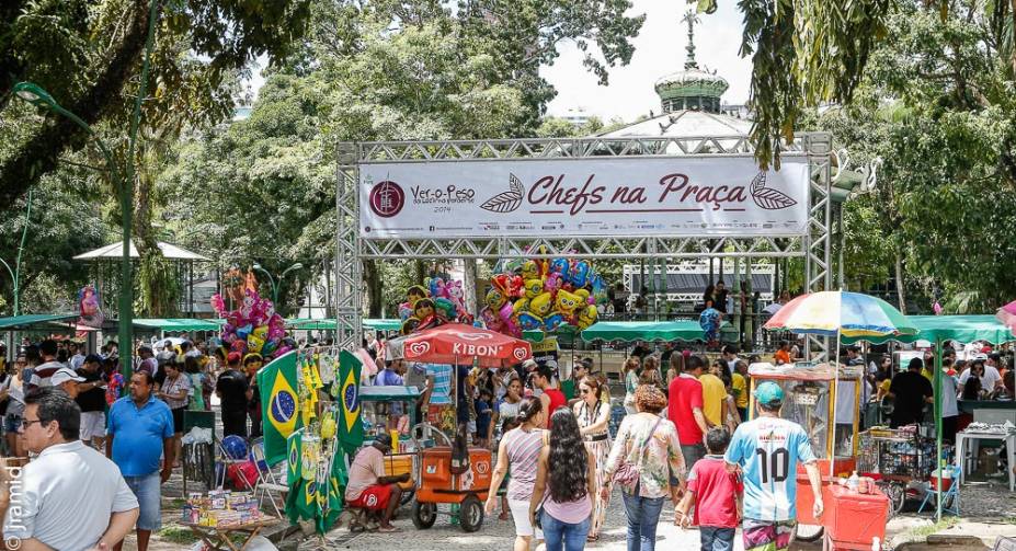 Durante o Chefs na Praça, é possível experimentar comidinhas feitas por chefs renomados por preços módicos; em 2015, os pratos servidos custam de 10 a 25 reais