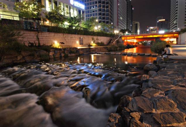 O córrego Cheonggyecheon em Seul é dos mais bem acabados exemplos de recuperação urbana e paisagística dos últimos anos