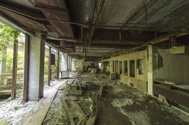 Prédio abandonado e sem vidros nas janelas em Pripyat
