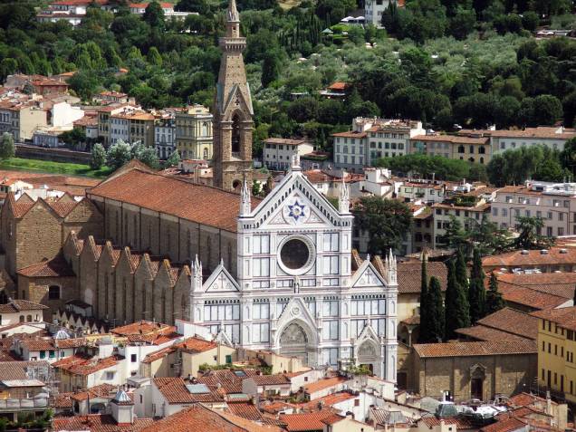 <strong>GREVE IN CHIANTI</strong> (56 km de Florença) Deixando Florença, siga para o sul pela <em>Strada del Vino e del Oleo Chianti Classico</em> em direção à Siena e chegará à <a href="https://viajeaqui.abril.com.br/cidades/italia-greve-in-chianti" rel="Greve in Chianti" target="_blank">Greve in Chianti</a>, uma das oito comunas que compõem a região. Este pequeno território, no coração da Itália, consegue manter uma autêntica cultura rural com costumes e valores próprios, resultado de séculos de tradição agrícola. Os vinhedos são a nota dominante na paisagem e aqui são produzidos alguns dos melhores vinhos da Itália. Cerca de 95% das vinícolas da região formam o <em>Consorzio Vino Chianti Classico</em>, a mais antiga cooperativa vinícola italiana de tutela e valorização do produto. Nem todo o vinho produzido na região é um <em>Chianti Classico</em>. Para ter direito a esta denominação é preciso respeitar regras disciplinares de produção que estabelecem as condições e requisitos necessários para que um vinho receba o certificado D.O.C.G. (Denominação de Origem Controlada e Garantida) <em>Chianti Clássico</em>. Um dos requisitos básicos, além da zona de produção, exige uma porcentagem mínima de 80% de uva <em>Sangiovese</em>, típica da região. Entre as características mais marcantes deste vinho segundo o <em>Disciplinare di produzione</em> (órgão regulador para os vinhos do Consorzio) estão a "cor rubi, que pode, algumas vezes se tornar intensa e profunda, perfume com notas florais de amor perfeito e iris, unido a um fundo de frutas vermelhas, um sabor harmônico e enxuto, uma correta dose de tanino que se afirma com o tempo". Organize o seu tour pelas vinícolas acessando o <a href="https://www.chianticlassico.com/aziende" rel="site" target="_blank">sit</a><a href="https://www.chianticlassico.com/aziende" rel="site do Chianti Clássico" target="_blank">e do Chianti Clássico</a>. Você saberá quais vinícolas oferecem visitas guiadas, degustação, hospedagem, restaurante, venda ao público e muitas outras informações úteis. Não deixe de visitar também o <a href="https://viajeaqui.abril.com.br/estabelecimentos/italia-greve-in-chianti-atracao-museo-del-vino" rel=" Museo del Vino" target="_blank">Museo del Vino</a> (Piazza Nino Tirinnanzi, 10, +39(55)8546275. Ligue antes para confirmar a visita pelo telefone ou por e-mail: <a href="mailto:info@museovino.it" rel="info@museovino.it">info@museovino.it</a>). Se preferir seguir uma sugestão, aqui estão duas vinícolas que você poderá contatar diretamente: <a href="https://viajeaqui.abril.com.br/estabelecimentos/italia-greve-in-chianti-atracao-vinicola-azienda-agricola-altiero" rel="Azienda Agricola Altiero" target="_blank">Azienda Agricola Altiero</a> (Via San Cresci, 58, Montefiorale). A visita com direito a degustação deve ser agendada pelo telefone +39(55)853-728 ou por e-mail: <a href="mailto:altiero.chianti@libero.it" rel="altiero.chianti@libero.it" target="_blank">altiero.chianti@libero.it</a>. A outra vinícola é a <a href="https://viajeaqui.abril.com.br/estabelecimentos/italia-greve-in-chianti-atracao-vinicola-le-cantine-di-greve-in-chianti" rel="Le Cantine di Greve in Chianti" target="_blank">Le Cantine di Greve in Chianti</a>, (Galleria delle Cantine, 2). Com mais de 150 vinhos para degustação, a visita deve ser agendada pelo telefone +39(55)854-6404 ou por e-mail: <a href="mailto:info@lecantine.it" rel="info@lecantine.it" target="_blank">info@lecantine.it</a>. Na foto, o Duomo de Greve in Chianti. <strong>GREVE IN CHIANTI</strong> (56 km de Florença) Deixando Florença, siga para o sul pela <em>Strada del Vino e del Oleo Chianti Classico</em> em direção à Siena e chegará à <a href="https://viajeaqui.abril.com.br/cidades/italia-greve-in-chianti" rel="Greve in Chianti" target="_blank">Greve in Chianti</a>, uma das oito comunas que compõem a região. Este pequeno território, no coração da Itália, consegue manter uma autêntica cultura rural com costumes e valores próprios, resultado de séculos de tradição agrícola. Os vinhedos são a nota dominante na paisagem e aqui são produzidos alguns dos melhores vinhos da Itália. Cerca de 95% das vinícolas da região formam o <em>Consorzio Vino Chianti Classico</em>, a mais antiga cooperativa vinícola italiana de tutela e valorização do produto. Nem todo o vinho produzido na região é um <em>Chianti Classico</em>. Para ter direito a esta denominação é preciso respeitar regras disciplinares de produção que estabelecem as condições e requisitos necessários para que um vinho receba o certificado D.O.C.G. (Denominação de Origem Controlada e Garantida) <em>Chianti Clássico</em>. Um dos requisitos básicos, além da zona de produção, exige uma porcentagem mínima de 80% de uva <em>Sangiovese</em>, típica da região. Entre as características mais marcantes deste vinho segundo o <em>Disciplinare di produzione</em> (órgão regulador para os vinhos do Consorzio) estão a "cor rubi, que pode, algumas vezes se tornar intensa e profunda, perfume com notas florais de amor perfeito e iris, unido a um fundo de frutas vermelhas, um sabor harmônico e enxuto, uma correta dose de tanino que se afirma com o tempo". Organize o seu tour pelas vinícolas acessando o <a href="https://www.chianticlassico.com/aziende" rel="site" target="_blank">sit</a><a href="https://www.chianticlassico.com/aziende" rel="site do Chianti Clássico" target="_blank">e do Chianti Clássico</a>. Você saberá quais vinícolas oferecem visitas guiadas, degustação, hospedagem, restaurante, venda ao público e muitas outras informações úteis. Não deixe de visitar também o <a href="https://viajeaqui.abril.com.br/estabelecimentos/italia-greve-in-chianti-atracao-museo-del-vino" rel=" Museo del Vino" target="_blank">Museo del Vino</a> (Piazza Nino Tirinnanzi, 10, +39(55)8546275. Ligue antes para confirmar a visita pelo telefone ou por e-mail: <a href="mailto:info@museovino.it" rel="info@museovino.it">info@museovino.it</a>). Se preferir seguir uma sugestão, aqui estão duas vinícolas que você poderá contatar diretamente: <a href="https://viajeaqui.abril.com.br/estabelecimentos/italia-greve-in-chianti-atracao-vinicola-azienda-agricola-altiero" rel="Azienda Agricola Altiero" target="_blank">Azienda Agricola Altiero</a> (Via San Cresci, 58, Montefiorale). A visita com direito a degustação deve ser agendada pelo telefone +39(55)853-728 ou por e-mail: <a href="mailto:altiero.chianti@libero.it" rel="altiero.chianti@libero.it" target="_blank">altiero.chianti@libero.it</a>. A outra vinícola é a <a href="https://viajeaqui.abril.com.br/estabelecimentos/italia-greve-in-chianti-atracao-vinicola-le-cantine-di-greve-in-chianti" rel="Le Cantine di Greve in Chianti" target="_blank">Le Cantine di Greve in Chianti</a>, (Galleria delle Cantine, 2). Com mais de 150 vinhos para degustação, a visita deve ser agendada pelo telefone +39(55)854-6404 ou por e-mail: <a href="mailto:info@lecantine.it" rel="info@lecantine.it" target="_blank">info@lecantine.it</a>. Na foto, o Duomo de Greve in Chianti.