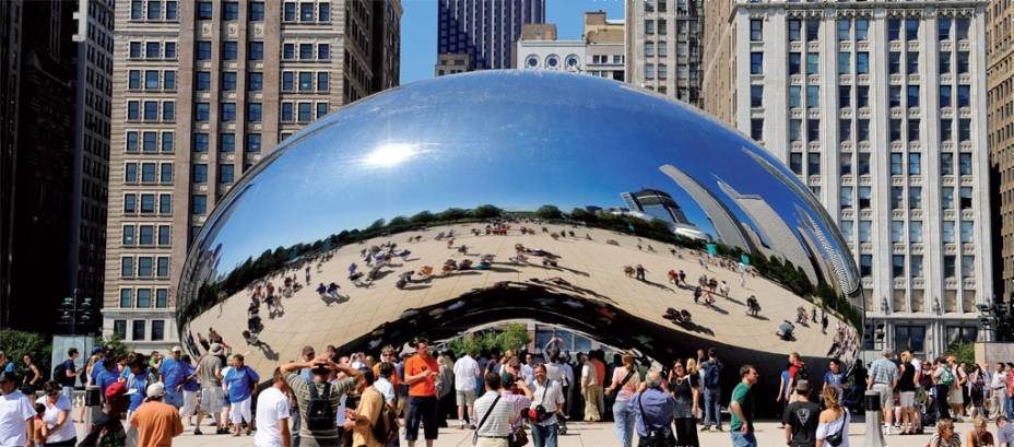 Paisagem distorcida. A piração em metal <em>Cloud Gate</em>, escultura do indiano Anish Kapoor, postal de Chicago