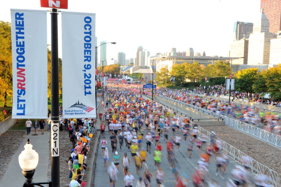 <a href="http://www.chicagomarathon.com" rel="Maratona de Chicago" target="_blank"><strong>Maratona de Chicago</strong></a> <strong>– 7 de outubro de 2012 – Chicago, Illinois</strong>    <br />  A cidade dos ventos recebe uma das mais famosas corridas de rua do mundo: a <strong>Maratona de Chicago</strong>. O percurso é quase todo plano, e a corrida tem o rótulo de ouro da <strong>Associação Internacional de Federações de Atletismo</strong> (International Association Of Athletics Federation – IAAF) – organização que regulamenta as maratonas. Ela é tão prestigiada que as inscrições para a edição de 2012 já se encerraram.    A corrida margeia o <strong>Lago Michigan</strong>, passa por Chinatown, a Vila Universitária e muitos outros pontos importantes de Chicago. O público é grande nos 42 quilômetros de maratona, e DJs agitam as passadas dos 45 mil inscritos durante boa parte do percurso.    Para curtir um passeio tipicamente americano, assista a um jogo do <strong>Bears</strong>, time de futebol americano de Chicago, em seu <strong>Soldier Field</strong>. O beisebol tem dois times na cidade: o <strong>Cubs</strong> – que joga no <strong>Wringler Field</strong> – e o <strong>White Sox</strong> – que manda seus jogos no <strong>U.S. Cellular Field</strong>.    Fique atento para a corrida do ano que vem, pois as inscrições acabam com meses antecedência. O site da <a href="http://www.chicagomarathon.com" rel="Maratona de Chicago" target="_blank">Maratona de Chicago</a> traz as informações completas.
