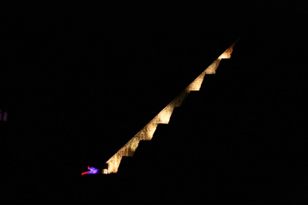O show de luzes na pirâmide Kukulkán ilustra bem a sombra dos degraus descendo até a cabeça da cobra, em sua base. O fenômeno acontece nos equinócios de primavera e outono