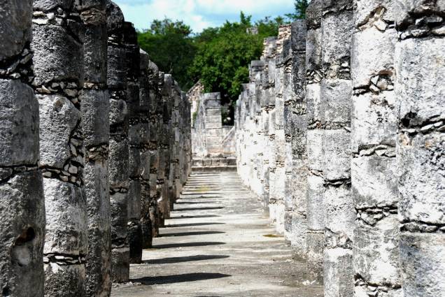 As mil colunas de Chichent Itzá ficam junto ao templo dos guerreiros As mil colunas de Chichent Itzá ficam junto ao templo dos guerreiros
