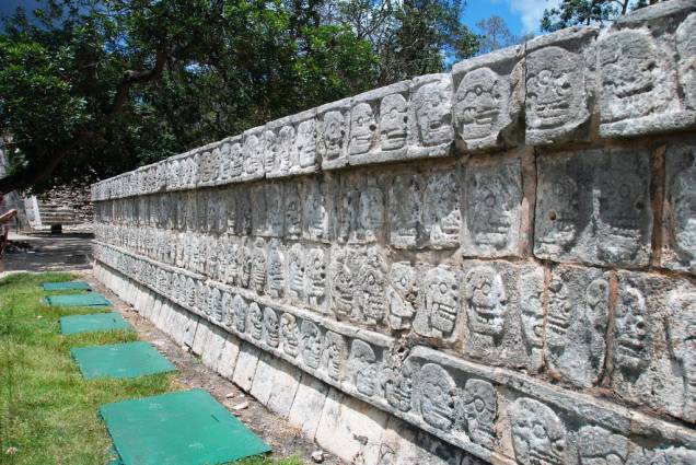 Templo de los Guerreros, com as Mil Colunas em sua base Templo de los Guerreros, com as Mil Colunas em sua base