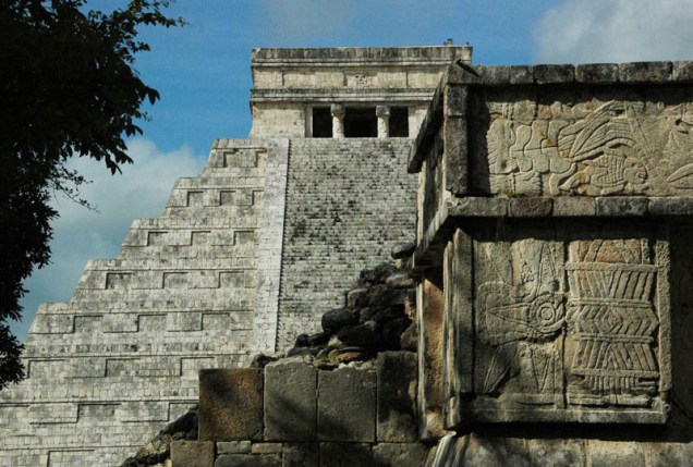 <strong>Chichén Itzá</strong>
Foi uma das capitais maias mais importantes na Península de Yucatán. Alcançou seu apogeu entre 800 e 1000 d.C. e caracteriza-se como exemplo de arquitetura maia monumental no estilo Puuc. Hoje é reconhecida como uma das Sete Novas Maravilhas do Mundo