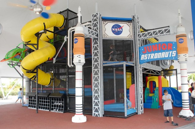 Dentro do Kennedy Space Center, há várias áreas dedicadas à diversão das crianças - que podem ficar um tanto enfastiadas com a quantidade de informações científicas