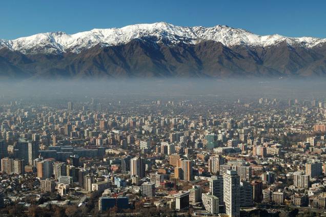 A cidade de Santiago do Chile mistura ares europeus com ritmos latinos. A bela visão de seu entorno é marcada pela proximidade com a Cordilheira dos Andes
