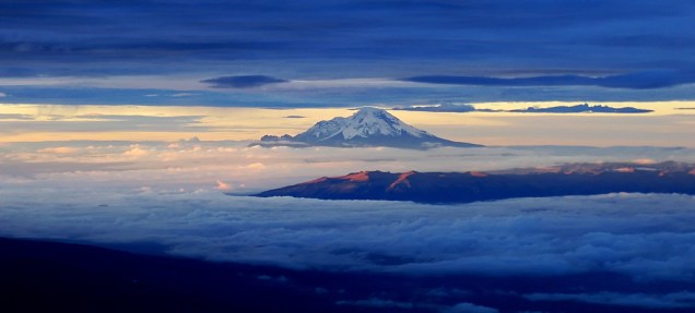 <strong>Vulcão Chimborazo, Equador</strong>Do alto de seus 6.267 metros de altitude, o vulcão Chimborazo, perto de Riobamba, é o pico mais alto dos Andes equatoriais. Domina uma região com vasta oferta de turismo de aventura no <strong><a href="https://viajeaqui.abril.com.br/paises/equador" rel="Equador" target="_blank">Equador</a></strong>, envolta pelo Parque Nacional Sangay, declarado Patrimônio da Humanidade pela Unesco desde 1983, único a ostentar o título no país ao lado do Parque Nacional <a href="https://viajeaqui.abril.com.br/cidades/equador-galapagos" rel="Galápagos" target="_blank">Galápagos</a>. A imponência desse mítico vulcão, considerado extinto, inspirou o libertador Simón Bolívar a escrever a poesia "<em>Mi Delirio sobre el Chimborazo</em>"