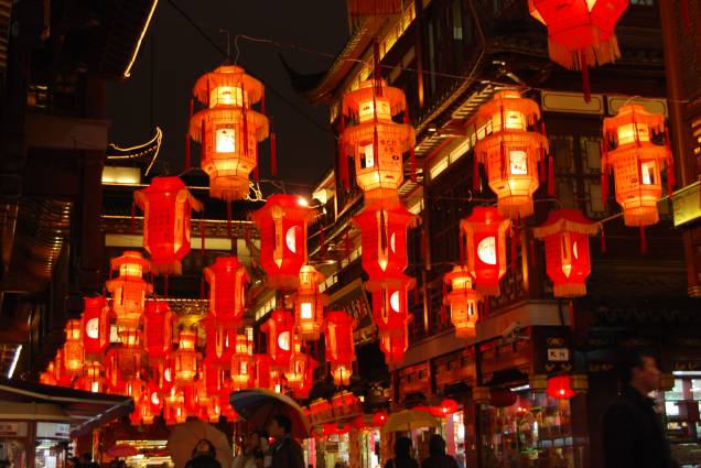 <strong>Yuanxiao – Festival das Lanternas – <a href="http://viajeaqui.abril.com.br/paises/china" rel="China e Taiwan" target="_blank">China e Taiwan</a></strong>            Ainda que seja chamado pelo mesmo nome em português, o festival chinês ocorre em data diferente que o tailandês, por outros motivos, e é celebrado de forma diferente. O Festival das Lanternas Chinês ocorre no 15º dia do primeiro calendário lunisolar e marca o último dia do Ano Novo Chinês (no nosso calendário ela varia um pouco, mas ocorre mais ou menos no começo do ano). Nessa data, crianças vão para um templo à noite, carregando lanternas de papel e resolvendo charadas escritas nelas
