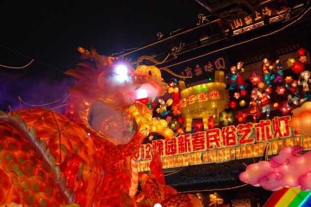 <strong>Yuanxiao – Festival das Lanternas – <a href="https://viajeaqui.abril.com.br/paises/china" rel="China e Taiwan" target="_blank">China e Taiwan </a></strong> Em Taiwan e Hong Kong, ele é comercializado como sendo o equivalente chinês ao Dia dos Namorados. Antigamente as pessoas jovens saíam às ruas nesta data procurando pelo amor de suas vidas – hoje em dia, ele não tem mais essa importância... O Yuanxiao não deve ser confundido com o Festival do Meio do Outono, que também é chamado de Festival das Lanternas em Singapura e Malásia pelos grupos de ascendência chinesa <strong>Yuanxiao – Festival das Lanternas – <a href="https://viajeaqui.abril.com.br/paises/china" rel="China e Taiwan" target="_blank">China e Taiwan </a></strong> Em Taiwan e Hong Kong, ele é comercializado como sendo o equivalente chinês ao Dia dos Namorados. Antigamente as pessoas jovens saíam às ruas nesta data procurando pelo amor de suas vidas – hoje em dia, ele não tem mais essa importância... O Yuanxiao não deve ser confundido com o Festival do Meio do Outono, que também é chamado de Festival das Lanternas em Singapura e Malásia pelos grupos de ascendência chinesa