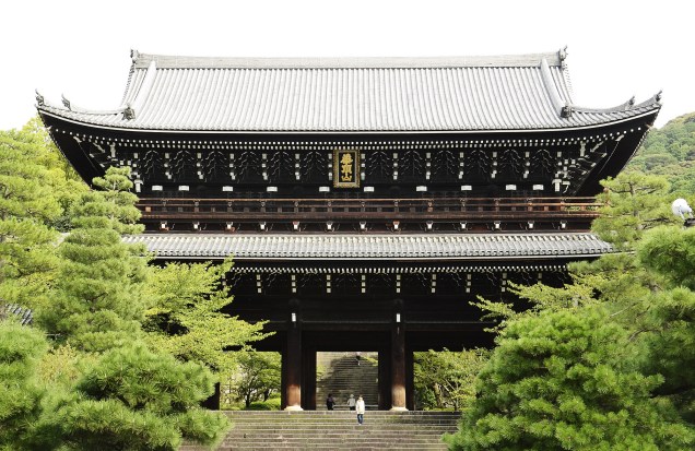 <strong>Chion-in </strong> Datando do ano 1234, este templo budista pertence à seita Jodo, uma das mais populares no país, e impressiona principalmente pelo tamanho. Seu enorme portão, chamado Senmon, tem 24 metros de altura e é a maior estrutura do tipo em todo o Japão. Seu sino, que data de 1633, é também um dos mais pesados do mundo – com 74 toneladas, são necessários 17 monges para tocá-lo na cerimônia de ano novo! Por fim, seu salão principal é, também, enorme, podendo abrigar até 3000 pessoas. Além disso, este templo também foi usado em filmagens: é possível vê-lo no filme “O Último Samurai”, no qual foi usado como cenário para o que seria o castelo do imperador.