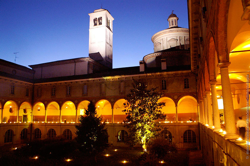 Área interna do Museu, que ganha iluminação especial à noite