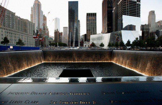 Duas fontes estão instaladas na exata localização das Torres Gêmeas do World Trade Center. O nome daqueles que pereceram no ataque terrorista está gravado em seu perímetro