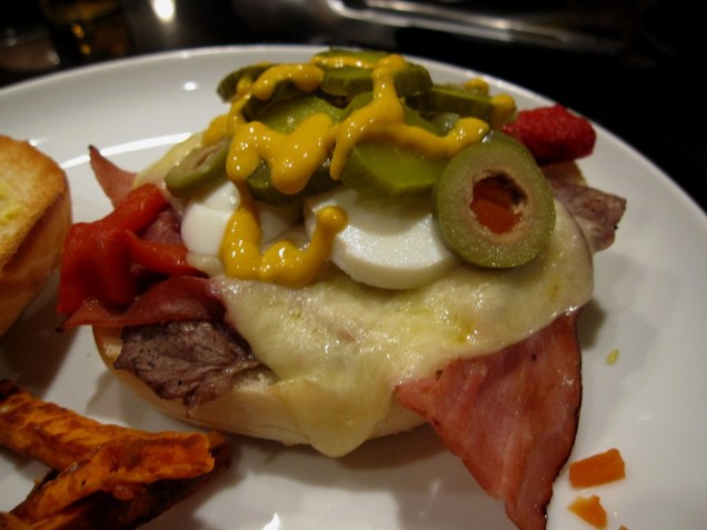 Chivito é um clássico de Montevidéu: sanduíche com filé mignon, queijo, bacon, ovo cozido, azeitonas e temperos