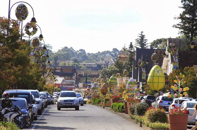 A avenida Borges de Medeiros, a principal da cidade, fica toda enfeitada de ovos de Páscoa para o evento A avenida Borges de Medeiros, a principal da cidade, fica toda enfeitada de ovos de Páscoa para o evento