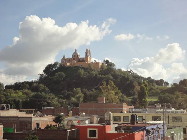 <strong>6. Grande Pirâmide de Cholula – San Andrés Cholula – México </strong>Parece uma montanha com uma igreja no topo, mas na verdade é uma imensa pirâmide, a maior do mundo em volume! Sua proeminência atual é de 55 metros, mas há um bom pedaço da pirâmide enterrado sob a pequena cidade de San Andrés Cholula. Seu estilo arquitetônico é próximo ao das construções de Teotihuacán, ainda que tenha influência evidente também do sítio arqueológico de El Tajín. Sua construção começou no século 3 a.C. e durou até o século 9 d.C. – não se sabe muito sobre o povo que empreendeu tanto esforço em erigi-la <strong>6. Grande Pirâmide de Cholula – San Andrés Cholula – México </strong>Parece uma montanha com uma igreja no topo, mas na verdade é uma imensa pirâmide, a maior do mundo em volume! Sua proeminência atual é de 55 metros, mas há um bom pedaço da pirâmide enterrado sob a pequena cidade de San Andrés Cholula. Seu estilo arquitetônico é próximo ao das construções de Teotihuacán, ainda que tenha influência evidente também do sítio arqueológico de El Tajín. Sua construção começou no século 3 a.C. e durou até o século 9 d.C. – não se sabe muito sobre o povo que empreendeu tanto esforço em erigi-la