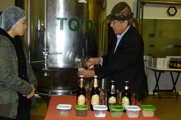 Fritz tira o chopp durante uma visita guiada à fábrica artesanal, em Monte Verde (MG) Fritz tira o chopp durante uma visita guiada à fábrica artesanal, em Monte Verde (MG)