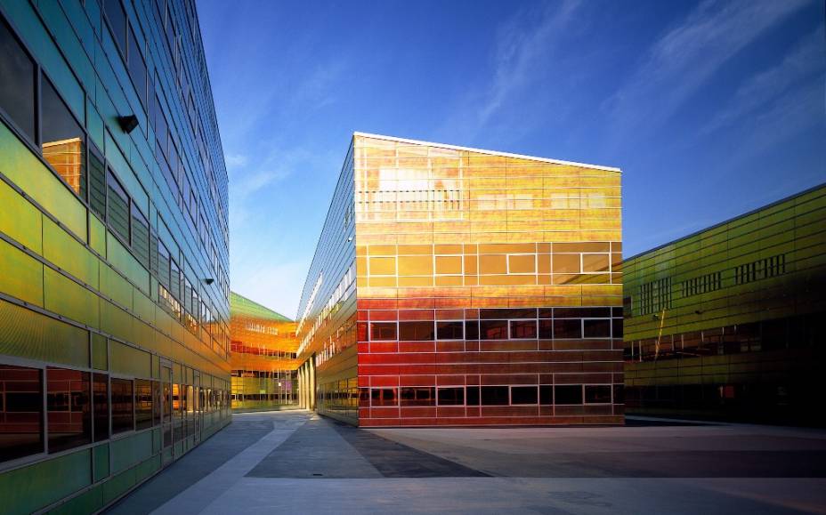 <strong>La Defense Offices, Almere, Holanda</strong>            Há poucas décadas, Almere ficava no fundo das águas da baía de Zuiderzee, pertinho de <a href="https://viajeaqui.abril.com.br/cidades/holanda-amsterda" rel="Amsterdã">Amsterdã</a>. Com o fechamento dos diques, o que era mar virou lago (o Ijselmeer) e a ilha de Flevoland, onde fica Almere, surgiu. Aqui ficam os fotogênicos escritórios La Defense, criados pelas pranchetas do UNstudio