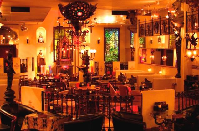 O tema do <a href="https://www.dd-holdings.jp/shops/christoncafe/shinjyuku#/">Christon Cafe</a> é a Igreja Católica. A decoração carregada conta com altares e imagens de santos. Os pratos servidos são uma fusão de comida europeia com asiática. Apesar da decoração, que remete a um certo puritanismo, o espaço do restaurante é usado como locação para “pecadoras” festas de arromba