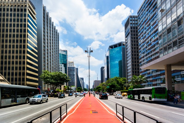 A ciclovia que corta e divide a Avenida Paulista em duas partes