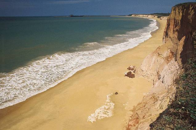 A <a href="http://viajeaqui.abril.com.br/estabelecimentos/br-es-anchieta-atracao-praia-maimba" rel="Praia de Maimbá" target="_blank">Praia de Maimbá</a>, em Anchieta (ES), tem falésias e um mar bom para surfe