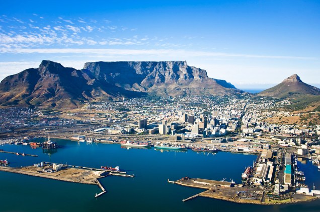 <strong>África do Sul (na foto: Cidade do Cabo)</strong>    O pacote inclui passagens aéreas de ida e volta, sete dias de hospedagem e transfer.    <strong>Preço:</strong> US$ 400 (períodos out/nov/2014 e março/junho/2015)