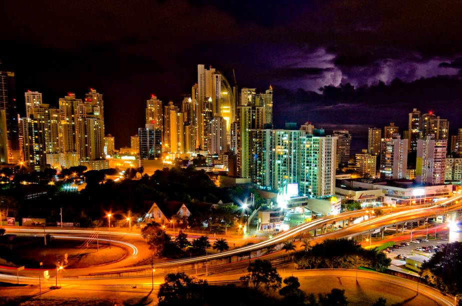 <strong>Cidade do Panamá, <a href="https://viajeaqui.abril.com.br/paises/panama" rel="Panamá" target="_blank">Panamá</a> — CINCO NOITES</strong>        São 5 noites no <a href="https://www.ihg.com/hotels/pt/pt/reservation" rel="Crowne Plaza Panama" target="_blank">Crowne Plaza Panama</a>, perto do aeroporto e da eclusa do Canal do Panamá, para onde há uma passeio incluído.        <strong>Quando:</strong> até 31/12        <strong>Quem leva:</strong> <a href="https://newage.tur.br/novo/?rv=20151130174355" rel="NEW AGE" target="_blank">NEW AGE</a> - (11) 3138-4888        <strong>Quanto:</strong> US$ 1218