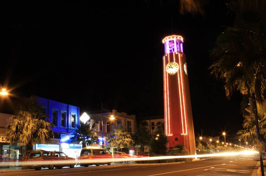 O centro da cidade, iluminado à noite