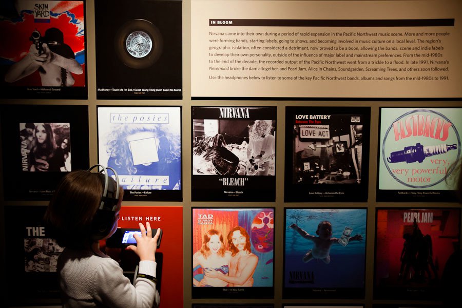 <strong>Seattle, <a href="https://viajeaqui.abril.com.br/paises/estados-unidos">Estados Unidos</a></strong>Seattle, no estado americano de Washington, é a terra natal do guitarrista Jimi Hendrix e do movimento grunge, que no fim dos anos 1980 reuniu bandas como Mother Love Bone, Nirvana, Soundgarden, Alice in Chains e Pearl Jam. Dessas, apenas Pearl Jam e Alice in Chains ainda existem, mas a <a href="https://www.urbanadventures.com/Seattle_tour_seattle_music_tour_by_foot">Urban Adventures</a> e a <a href="https://whitemoustache.com/musictour">White Mustache</a> fazem tours musicais pela cidade. O bar e café <a href="https://thecrocodile.com">The Crocodile</a> já recebeu os grupos locais, além de R.E.M. e Mudhoney, e a Experience Music Project (EMP) traz a mostra permanente <em><a href="https://www.empmuseum.org/exhibitions/index.asp?categoryID=19&ccID=242">Jimi Hendrix: An Evolution of Sound</a></em>. O <a href="https://www.seattle.gov/music/map/Outsideseattle.htm">túmulo de Hendrix</a>, aliás, pode ser visitado no Greenwood Memorial Park, em Renton