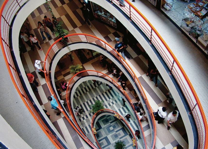 <a href="https://www.galeriadorock.com.br/blog/" target="_blank" rel="noopener"><strong>Galeria do Rock, São Paulo</strong></a>Apontado no <em>Guinness Book of Records</em> como o lugar de maior concentração de estabelecimentos dedicados ao rock, o Centro Comercial Grandes Galerias é mais conhecido mesmo como Galeria do Rock. A partir dos anos 1970, o prédio no Centro de São Paulo, permeado por ateliês de alfaiates e sapateiros, deu lugar às primeiras lojas de discos de vinil, que transformariam o espaço em ponto de encontro de fãs e músicos nos anos seguintes. Em média, 5 mil pessoas circulam diariamente pelos quatro andares da galeria, que já recebeu as ilustres presenças de Bruce Dickinson (vocalista do Iron Maiden) e Kurt Cobain (Nirvana). Atualmente, diferentes tribos urbanas convivem no local