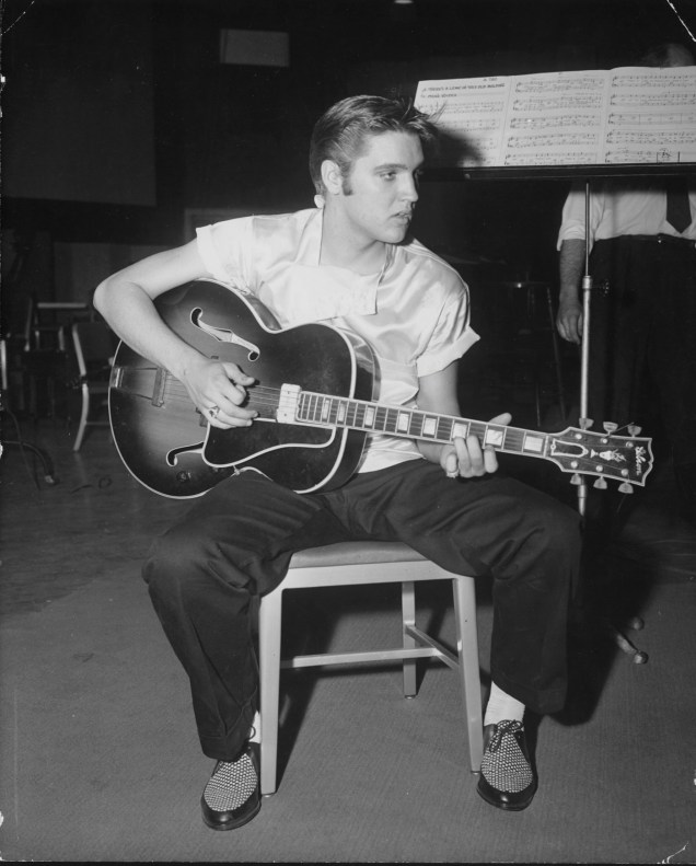 <strong>Memphis, Tennessee, <a href="https://viajeaqui.abril.com.br/paises/estados-unidos">Estados Unidos</a></strong>"<em>Long distance information give me Memphis, Tennessee</em>" ("Informação de longa distância, me dê/me conecte com Memphis, Tennessee"), pede Elvis Presley, citando sua terra natal em música homônima. Na letra, a cidade é sua conexão com uma tal de Marie, mas para os fãs do rock a atração local é o Rei do Rock. É por isso que <a href="https://www.elvis.com/graceland/tours/default.aspx" target="_blank" rel="noopener">Graceland</a>, a mansão onde Presley viveu, é a segunda residência mais visitada dos Estados Unidos, só perde para a Casa Branca. Em Memphis também dá para visitar o <a href="https://memphisrocknsoul.org" target="_blank" rel="noopener">RocknSoul Museum</a>, o <a href="https://www.sunstudio.com" target="_blank" rel="noopener">Sun Studio</a>, onde o rock nasceu, e a fábrica de guitarras <a href="https://www.gibson.com/en-us/Locations/RetailCenters/Memphis/" target="_blank" rel="noopener">Gibson</a> (que produz a Les Paul) – e também fazer compras em seu Retail Center