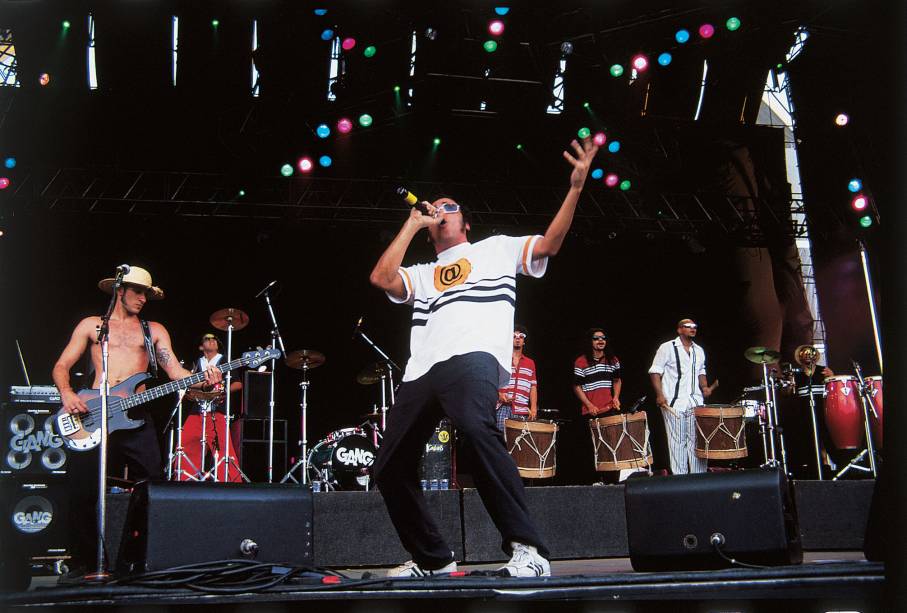 <a href="https://viajeaqui.abril.com.br/cidades/br-pe-recife"><strong>Recife, Pernambuco</strong></a>Um caldeirão musical que misturava ritmos regionais como o maracatu, o coco e a música popular brasileira com o rock deu origem ao manguebeat, estilo que tomou forma no início dos anos 1990 com as bandas Chico Science & Nação Zumbi e Mundo Livre S/A. Mais que um estilo musical, esses grupos propuseram, até por meio de um manifesto, uma analogia entre a cultura pernambucana e o mangue, um dos ecossistemas mais ricos do planeta. O manguebeat estourou em 1993 com o festival Abril Pro Rock, que desde então acontece anualmente no mês de abril