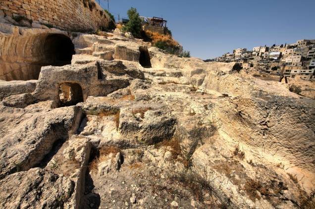 <strong>Cidade de Davi </strong>(local sagrado para o judaísmo)Ao sul do Monte do Templo, é o local mais antigo de Jerusalém, com registros de ocupação pelos jebuseus, povo cananeu, no século 20 a.C. Segundo a narrativa judaica, o rei Davi tomou-lhes a cidade por volta do ano 1000 a.C. para torná-la sua capital <strong>Cidade de Davi </strong>(local sagrado para o judaísmo)Ao sul do Monte do Templo, é o local mais antigo de Jerusalém, com registros de ocupação pelos jebuseus, povo cananeu, no século 20 a.C. Segundo a narrativa judaica, o rei Davi tomou-lhes a cidade por volta do ano 1000 a.C. para torná-la sua capital