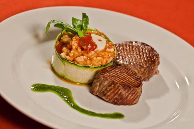 O prato principal do almoço no <strong><a href="https://viajeaqui.abril.com.br/estabelecimentos/br-df-brasilia-restaurante-cielo" rel="Cielo">Cielo</a></strong> é o risotto de tomate seco com muçarela de búfala e filé grelhado, servido durante a Brasília Restaurant Week O prato principal do almoço no <strong><a href="https://viajeaqui.abril.com.br/estabelecimentos/br-df-brasilia-restaurante-cielo" rel="Cielo">Cielo</a></strong> é o risotto de tomate seco com muçarela de búfala e filé grelhado, servido durante a Brasília Restaurant Week
