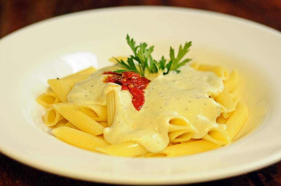 Massa penne com molho de vinho branco, alho-poró e quatro queijos com Chutney de tomate é servido como prato principal no jantar do <a href="https://viajeaqui.abril.com.br/estabelecimentos/br-ba-salvador-restaurante-ciranda" rel="Ciranda,"><strong>Ciranda</strong>,</a> durante a <strong>Restaurant Week de Salvador</strong> Massa penne com molho de vinho branco, alho-poró e quatro queijos com Chutney de tomate é servido como prato principal no jantar do <a href="https://viajeaqui.abril.com.br/estabelecimentos/br-ba-salvador-restaurante-ciranda" rel="Ciranda,"><strong>Ciranda</strong>,</a> durante a <strong>Restaurant Week de Salvador</strong>