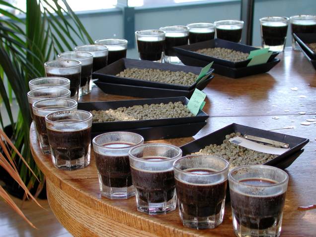 <strong>Excelência italiana</strong><br /> Os italianos fizeram do café um patrimônio nacional, um diferencial levado tão a serio que resultou na criação do<em> italian coffe</em>, que virou sinônimo de excelência. Grãos de procedências variadas passam por rigorosa seleção e resultam em misturas excepcionais. A torrefação no ponto certo garante aroma e sabor perfeitos. O rito do preparo resulta no famoso<em> espresso</em> (expresso) conhecido e apreciado no mundo inteiro.<br /> <br /> Diferentemente dos brasileiros, os italianos não pedem simplesmente um café, mas uma das muitas variações consumidas no país: <em>corto</em> (puro), <em>lungo</em> (carioca), <em>ristretto </em>(concentrado), <em>macchiato </em>(pingado), <em>corretto </em>(com alguma bebida, geralmente o licor Sambucca), con <em>spuma di latte </em>(com espuma de leite), <em>nel vetro</em> (servido em copo de vidro) e por aí vai <strong>Excelência italiana</strong><br /> Os italianos fizeram do café um patrimônio nacional, um diferencial levado tão a serio que resultou na criação do<em> italian coffe</em>, que virou sinônimo de excelência. Grãos de procedências variadas passam por rigorosa seleção e resultam em misturas excepcionais. A torrefação no ponto certo garante aroma e sabor perfeitos. O rito do preparo resulta no famoso<em> espresso</em> (expresso) conhecido e apreciado no mundo inteiro.<br /> <br /> Diferentemente dos brasileiros, os italianos não pedem simplesmente um café, mas uma das muitas variações consumidas no país: <em>corto</em> (puro), <em>lungo</em> (carioca), <em>ristretto </em>(concentrado), <em>macchiato </em>(pingado), <em>corretto </em>(com alguma bebida, geralmente o licor Sambucca), con <em>spuma di latte </em>(com espuma de leite), <em>nel vetro</em> (servido em copo de vidro) e por aí vai