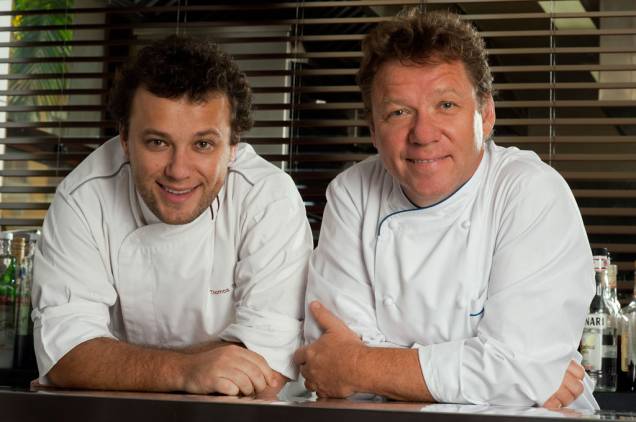 Chef francês Claude Troisgros (à direita) e seu filho Thomas, no restaurante Olympe, no Rio de Janeiro