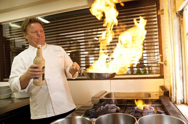 Claude Troisgros, chef do restaurante Olympe, faz suas peripécias na cozinha