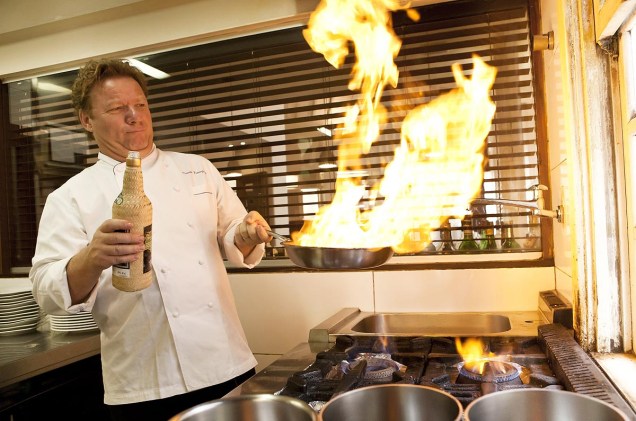 Claude Troisgros, do restaurante Olympe, faz suas peripécias na cozinha; o chef será presidente da edição 2015 do Sirha, que desta vez ocorre na cidade do Rio de Janeiro