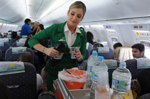 Claudia Leitte esbanja destreza ao servir os passageiros