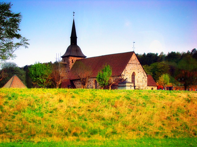 A cidade de Sodertalje está localizada na província histórica de Södermanland. Construções como a da pequena igreja da foto misturam-se ao charme de suas paisagens naturais 
