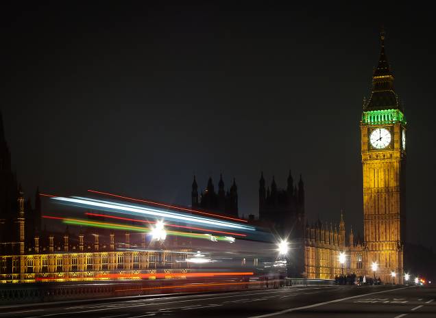 Imperial College London e UCL (University College London) são exemplos de instituições que aparecem entre as top 10 melhores universidades do mundo. Também em <a href="https://viajeaqui.abril.com.br/cidades/reino-unido-londres" rel="Londres" target="_blank"><strong>Londres</strong></a>, está localizada a London School of Economics and Political Science (LSE). De acordo com o estudo, 33% dos estudantes universitários que vivem na cidade são estrangeiros.<br /> <br /> No quesito acessibilidade, Londres obteve 41 pontos de 100 e apesar do elevado custo das mensalidades (além do aluguel e outros custos essenciais), a cidade é berço de instituições tradicionais e professores que valem o investimento. Imperial College London e UCL (University College London) são exemplos de instituições que aparecem entre as top 10 melhores universidades do mundo. Também em <a href="https://viajeaqui.abril.com.br/cidades/reino-unido-londres" rel="Londres" target="_blank"><strong>Londres</strong></a>, está localizada a London School of Economics and Political Science (LSE). De acordo com o estudo, 33% dos estudantes universitários que vivem na cidade são estrangeiros.<br /> <br /> No quesito acessibilidade, Londres obteve 41 pontos de 100 e apesar do elevado custo das mensalidades (além do aluguel e outros custos essenciais), a cidade é berço de instituições tradicionais e professores que valem o investimento.