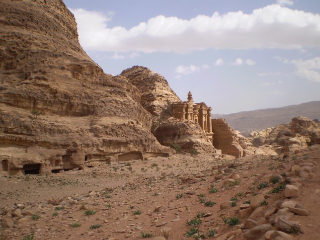Ruína do monasteiro, em <a href="https://viajeaqui.abril.com.br/cidades/jordania-petra" rel="Petra" target="_blank">Petra</a>, na <a href="https://viajeaqui.abril.com.br/paises/jordania" rel="Jordânia" target="_blank">Jordânia</a>