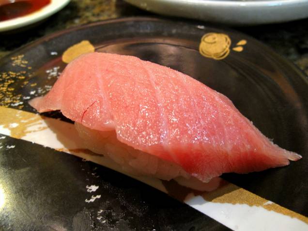 <strong>Atum </strong>Entre os pescados mais caros do planeta, o atum, o crustáceo <em>king crab </em>e o redondo baiacu, estão entre os mais caros. Raridade, dificuldade na captura e preparação e limitação nas cotas de captura têm contribuído para a disparada dos preços. As duas primeiras espécies estão rapidamente sumindo de nossos oceanos, por conta da alta demanda. Recentemente, o leilão de um atum azul de 269 quilos alcançou o preço recorde de US$ 736.700, ou seja, US$ 2.736 o quilo. As partes mais nobres do peixe, o gorduroso <em>o-toro</em>, chegaram a valores muito mais elevados. <strong>Atum </strong>Entre os pescados mais caros do planeta, o atum, o crustáceo <em>king crab </em>e o redondo baiacu, estão entre os mais caros. Raridade, dificuldade na captura e preparação e limitação nas cotas de captura têm contribuído para a disparada dos preços. As duas primeiras espécies estão rapidamente sumindo de nossos oceanos, por conta da alta demanda. Recentemente, o leilão de um atum azul de 269 quilos alcançou o preço recorde de US$ 736.700, ou seja, US$ 2.736 o quilo. As partes mais nobres do peixe, o gorduroso <em>o-toro</em>, chegaram a valores muito mais elevados.
