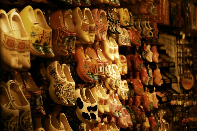 "Poc-poc-poc" é o que se ouve quando os clogs, estes típicos e coloridos sapatos holandeses de madeira, estão sendo usados para dançar. Originalmente, costumavam ser utilizados como um tipo de calçado de proteção para os agricultores, mas se transformaram na lembrancinha mais típica do país