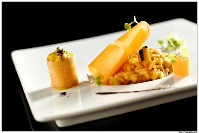 Os destaques no <a href="https://viajeaqui.abril.com.br/estabelecimentos/br-sp-sao-paulo-restaurante-clos-de-tapas" rel="Clos de Tapas" target="_blank"><strong>Clos de Tapas</strong></a> são a lata de escalibada (berinjela e pimentão grelhados, cebola em pétalas e pão grelhado); lula a dorê (lula empanada em fécula de batata); folhas frescas, crostini de cebola caramelizada,queijo coalho e lascas de jamón; jerimum num arroz cremoso (foto), queijo caipira e camarão; pancetta moruna (pancetta com purê de grão-de-bico e especiarias); cappuccino versão sobremesa (mousse de café, crocante de castanha de cajú, sorvete de creme, espuma de leite e canela) e mil folhas de laranja Bahia (massa folhada com creme de laranja Bahia).<br /><strong>Onde: </strong>Rua Domingos Fernandes, 548 - Vl. Nova Conceição<br /><strong>Tel: </strong>(11) 3045-2154 <strong>Site:</strong> <a href="https://www.closdetapas.com.br" rel="www.closdetapas.com.br" target="_blank">www.closdetapas.com.br</a> Os destaques no <a href="https://viajeaqui.abril.com.br/estabelecimentos/br-sp-sao-paulo-restaurante-clos-de-tapas" rel="Clos de Tapas" target="_blank"><strong>Clos de Tapas</strong></a> são a lata de escalibada (berinjela e pimentão grelhados, cebola em pétalas e pão grelhado); lula a dorê (lula empanada em fécula de batata); folhas frescas, crostini de cebola caramelizada,queijo coalho e lascas de jamón; jerimum num arroz cremoso (foto), queijo caipira e camarão; pancetta moruna (pancetta com purê de grão-de-bico e especiarias); cappuccino versão sobremesa (mousse de café, crocante de castanha de cajú, sorvete de creme, espuma de leite e canela) e mil folhas de laranja Bahia (massa folhada com creme de laranja Bahia).<br /><strong>Onde: </strong>Rua Domingos Fernandes, 548 - Vl. Nova Conceição<br /><strong>Tel: </strong>(11) 3045-2154 <strong>Site:</strong> <a href="https://www.closdetapas.com.br" rel="www.closdetapas.com.br" target="_blank">www.closdetapas.com.br</a>