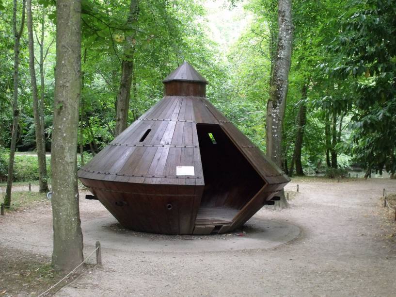 Nos jardins da mansão de Clos-Lucé o visitante pode ver réplicas das invenções de Leonardo da Vinci Nos jardins da mansão de Clos-Lucé o visitante pode ver réplicas das invenções de Leonardo da Vinci
