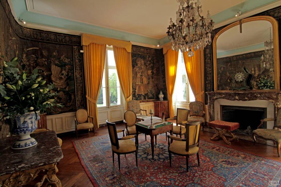 Salão decorado ao estilo francês do século 18, na mansão Clos-Lucé, em Amboise Salão decorado ao estilo francês do século 18, na mansão Clos-Lucé, em Amboise