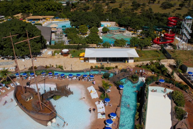 O Rio Quente Resort tem duas piscinas termais e três quadras de tênis. Está no mesmo complexo do Parque das Fontes e do Hot Park